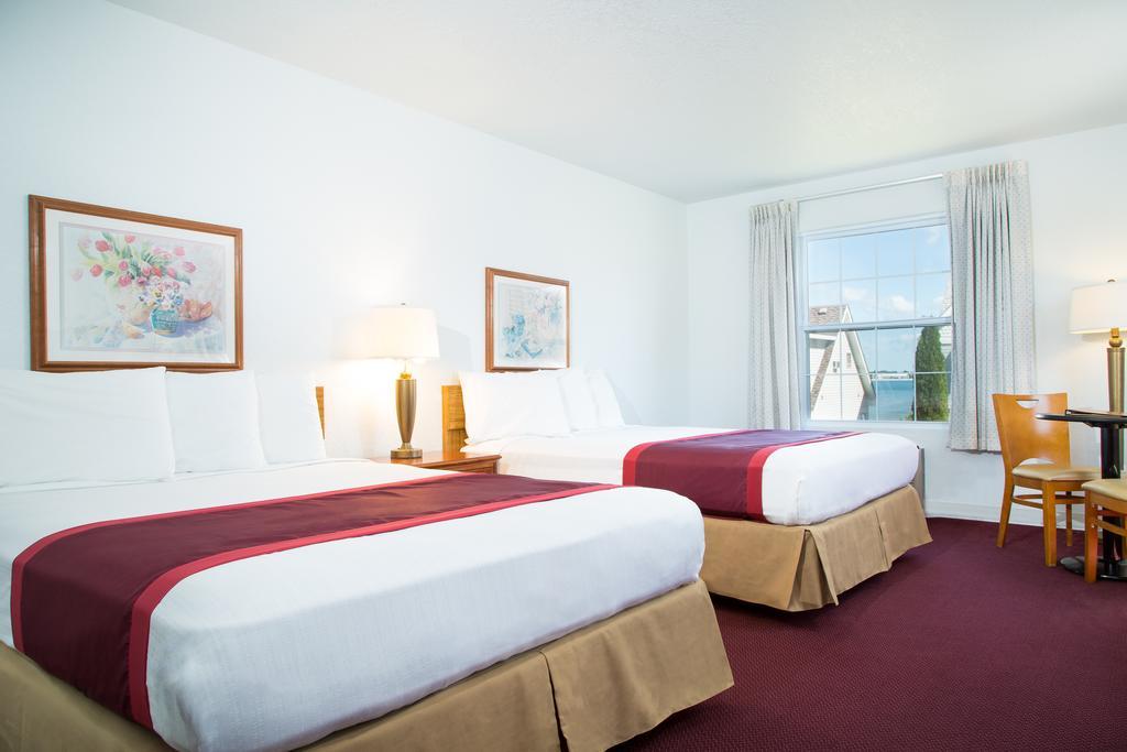 Clearwater Lakeshore Motel Mackinaw Stadt Zimmer foto